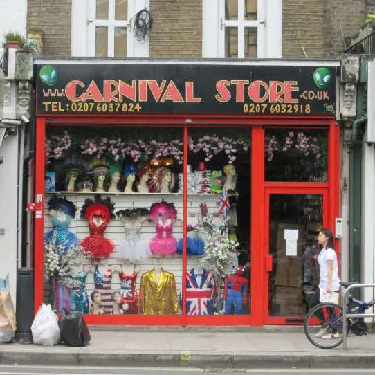 Carnival Store Filiale in London mit Schaufenster und Kostümen