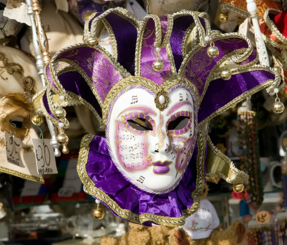 Karnevalskopfschmuck Vergleich zwischen Deutschland und Südamerika mit unterschiedlichen Stilen und Farben