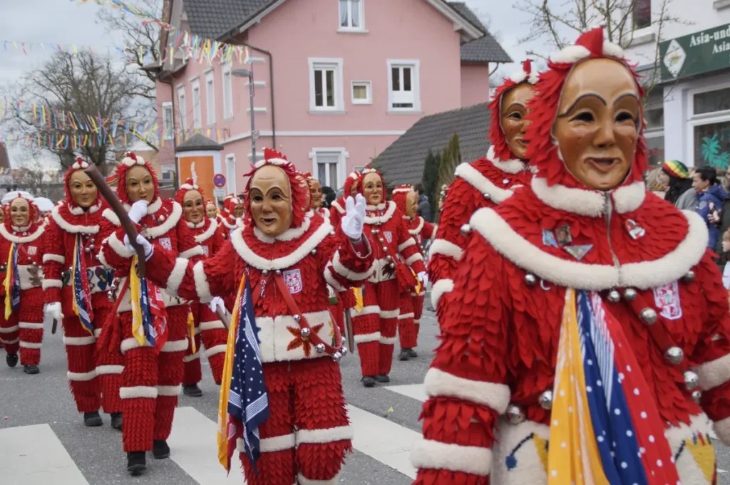 Karneval in Deutschland mit unterschiedlichen Kostümen aus Köln und der Schwäbischen Fastnacht