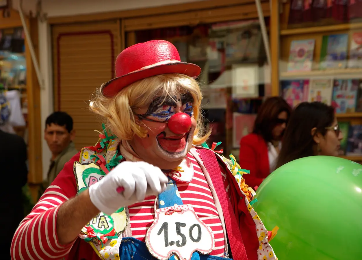 Clown-Kostüm beim Kölner Karneval mit leuchtenden Farben und verspieltem Stil