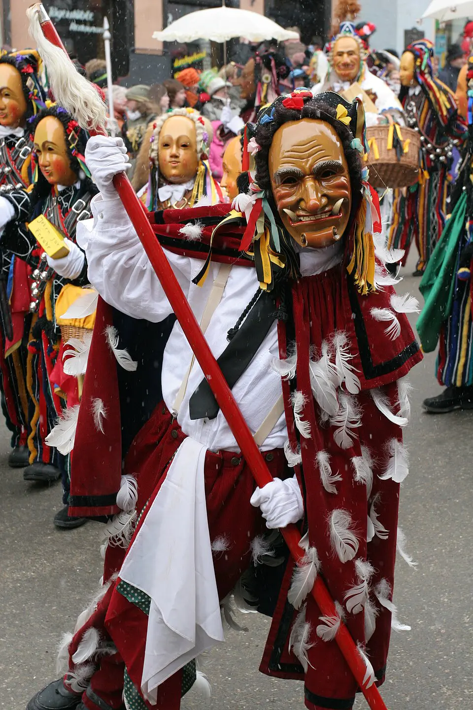Federahannes-Kostüm der Schwäbisch-Alemannischen Fastnacht mit traditioneller Holzmaske