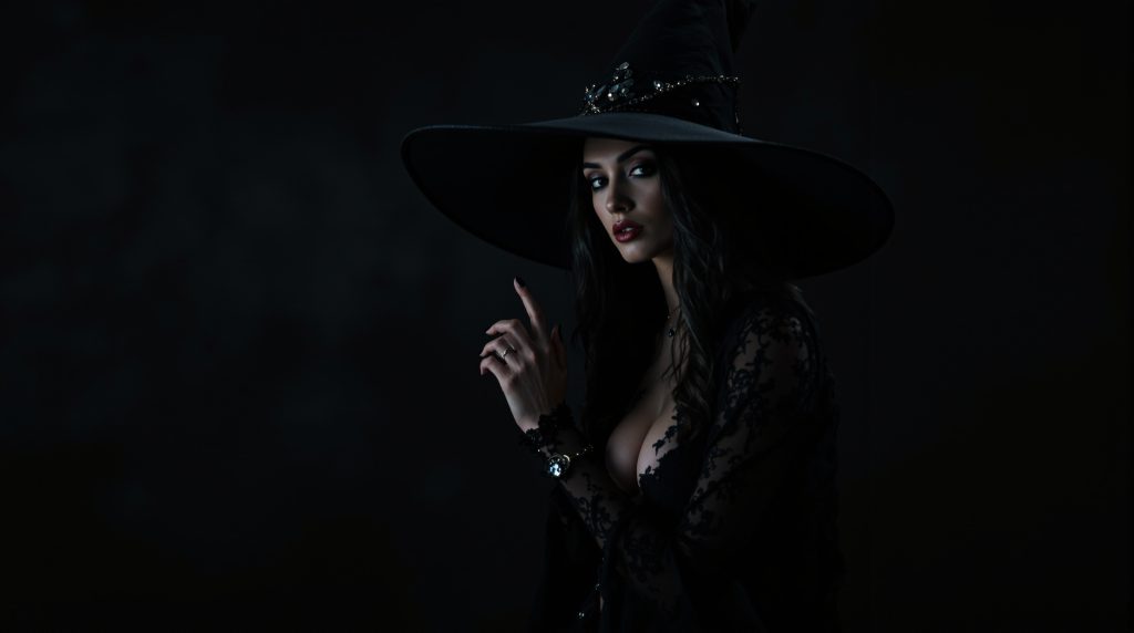 hexe kostüm damen Featured: Schwarzes Hexenkleid mit Hut, elegante Studio-Fotografie